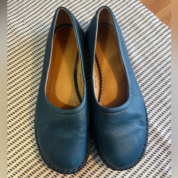 Lands' End flat slip on shoe vibrant blue, like new condition. Size 8.5 - Picture 8 of 8